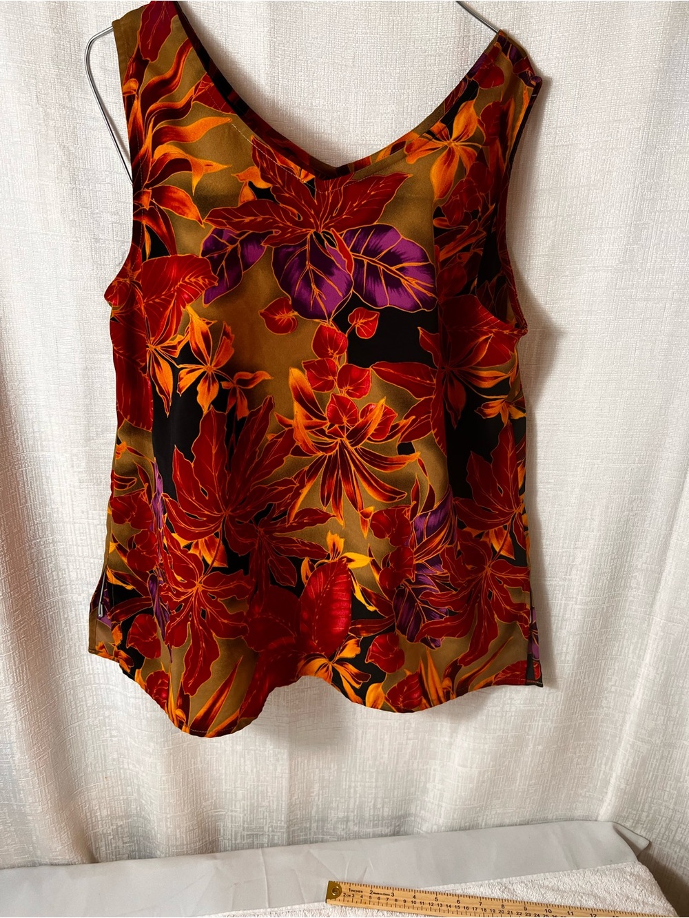 Virgo Floral V-Neck Sleeveless Top in Olive, Red & Purple SIZE  PLUS 14-16